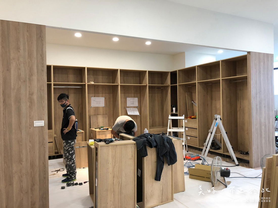 系統櫃是現場組裝嗎？施工會有粉塵嗎？未來可以搬遷嗎？